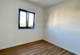 VODICE, novo, 1. kat, 650 m do mora, vrt 42 m2, 2 parking mjesta, Vodice, Apartamento