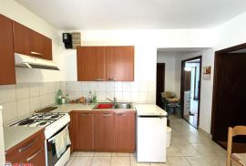 ISTRA, LABIN, KUĆA 100 METARA OD MORA SA 6 APARTMANA, Labin, Дом