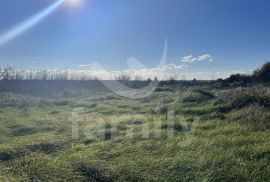 ATRAKTIVNO GRAĐEVINSKO ZEMLJIŠTE SA GRAĐEVINSKOM DOZVOLOM, Ližnjan, Terrain