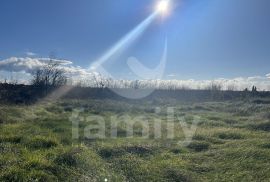 ATRAKTIVNO GRAĐEVINSKO ZEMLJIŠTE SA GRAĐEVINSKOM DOZVOLOM, Ližnjan, Land