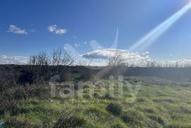 ATRAKTIVNO GRAĐEVINSKO ZEMLJIŠTE SA GRAĐEVINSKOM DOZVOLOM, Ližnjan, Terrain