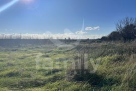 ATRAKTIVNO GRAĐEVINSKO ZEMLJIŠTE SA GRAĐEVINSKOM DOZVOLOM, Ližnjan, Terrain