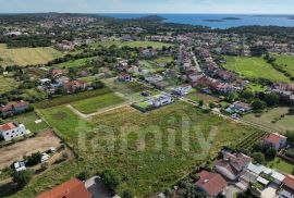 GRAĐEVINSKO ZEMLJIŠTE SA SVIM UVJETIMA ZA ISHODOVANJE GRAĐEVINSKE DOZVOLE, Fažana, Tierra