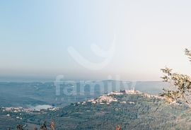 PRILIKA: PREKRASNO GRAĐEVINSKO ZEMLJIŠTE SA POGLEDOM NA JEDINSTVENI GRADIĆ NA BREŽULJKU - MOTOVUN, Pazin, Terrain