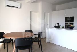 PRESTIŽNI PENTHOUSE PODIJELJEN U DVIJE STAMBENE JEDINICE U BLIZINI PLAŽE, Rovinj, Appartamento