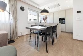 PRESTIŽNI PENTHOUSE PODIJELJEN U DVIJE STAMBENE JEDINICE U BLIZINI PLAŽE, Rovinj, Appartamento