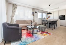 PRESTIŽNI PENTHOUSE PODIJELJEN U DVIJE STAMBENE JEDINICE U BLIZINI PLAŽE, Rovinj, Appartamento