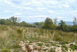 ATRAKTIVNA GRAĐEVINSKA PARCELA SA POGLEDOM NA MORE, Marčana, Terreno