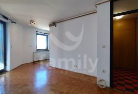 EKSKLUZIVNO STAN SA POGLEDOM NA MORE NA TOP LOKACIJI, Pula, Apartamento