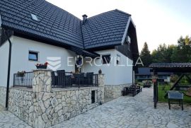 Plitvička jezera,  Korenica,  dvije kuće NKP 470m2, Plitvička Jezera, Famiglia