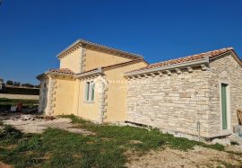 Tinjan,prekrasna obiteljska villa s bazenom 150m2 s okućnicom 621m2, Tinjan, Σπίτι