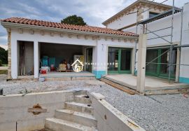 Tinjan,prekrasna obiteljska villa s bazenom 150m2 s okućnicom 621m2, Tinjan, Σπίτι