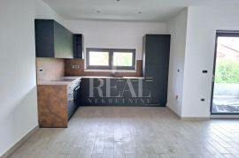 Štinjan stan 88m2,2s+db, VRT 100m2 !, Pula, Appartement