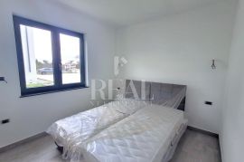 Štinjan stan 88m2,2s+db, VRT 100m2 !, Pula, Appartement