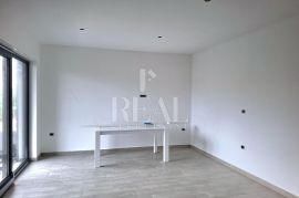 Štinjan stan 88m2,2s+db, VRT 100m2 !, Pula, Appartement