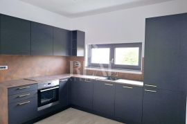 Štinjan stan 88m2,2s+db, VRT 100m2 !, Pula, Appartement