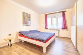 Zagreb, Sveti Ivan Zelina, ugodan trosoban stan sa dvorištem, NKP 84 m2, Flat