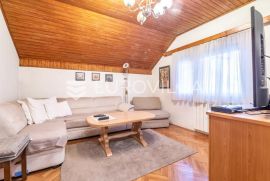 Zagreb, Gornja Dubrava, kuća 150 m2 sa dva stana i dvije garaže, Zagreb, Casa