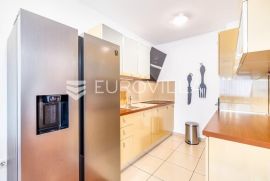 Zagreb, Knežija, prekrasan dvosoban stan s garažnim mjestom, NKP 78 m2, Zagreb, Apartamento