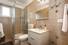 Apartmanska vila sa 6 apartmana s pogledom na more, Dobrinj, بيت