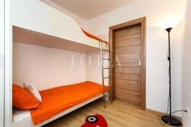 Apartmanska vila sa 6 apartmana s pogledom na more, Dobrinj, بيت