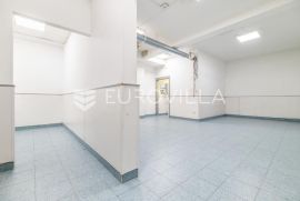 Sesvete, ulični poslovni prostor 351 m2 u prizemlju stambeno-poslovne zgrade, Zagreb, Propriedade comercial