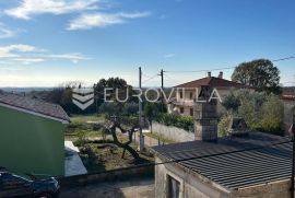 Istra, Pula, Muntić, kuća 90 m2 + novoadaptirani stan 31 m2 ODLIČNA PRILIKA, Ližnjan, House