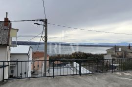 Kuća za adaptaciju s prekrasnim pogledom, tri stana,230 m2, Crikvenica, Maison