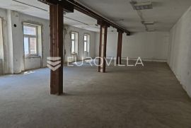 Osijek, Centar, ulični poslovni prostor 905 m2, potencijal za razne djelatnosti, Osijek, Propiedad comercial