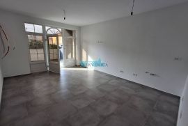 CRIKVENICA - VISOKO PRIZEMLJE S PARKINGOM, Crikvenica, Appartment