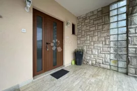 UMAG, PRVI RED, KUĆA S APARTMANIMA, Umag, بيت