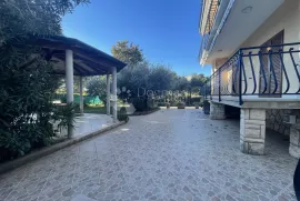 UMAG, PRVI RED, KUĆA S APARTMANIMA, Umag, بيت