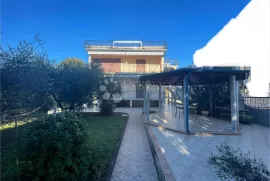 UMAG, PRVI RED, KUĆA S APARTMANIMA, Umag, بيت