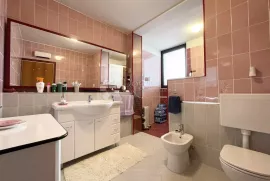 UMAG, PRVI RED, KUĆA S APARTMANIMA, Umag, بيت