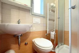 UMAG, PRVI RED, KUĆA S APARTMANIMA, Umag, بيت