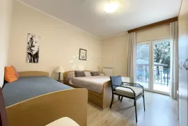 UMAG, PRVI RED, KUĆA S APARTMANIMA, Umag, بيت