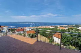 Kuća s uhodanim turističkim najmom i pogledom na more!, Crikvenica, Maison