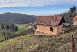 Vikend kuća sa prostranim zemljištem i garažom, Donja Stubica, Дом