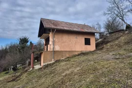 Vikend kuća sa prostranim zemljištem i garažom, Donja Stubica, Дом