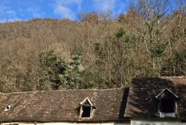 Rijetko očuvana kurija iz 19. stoljeća, Krašić, Casa