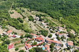 KUĆA U NIZU NA SELU, SA GARAŽOM I VRTOM, Labin, Maison