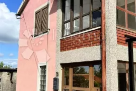 KUĆA U NIZU NA SELU, SA GARAŽOM I VRTOM, Labin, Maison