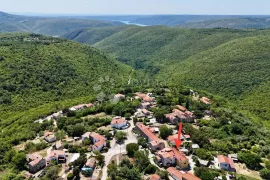 KUĆA U NIZU NA SELU, SA GARAŽOM I VRTOM, Labin, Maison