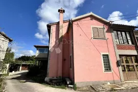 KUĆA U NIZU NA SELU, SA GARAŽOM I VRTOM, Labin, Maison