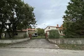 LABIN , prizemnica sa garažom edaleko Labina, Labin, Дом