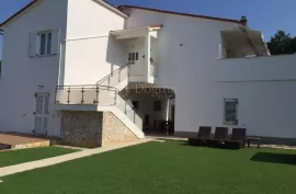 ISTRA PJEŠČANA UVALA / KUĆA SA PROSTRANOM OKUĆNICOM, Medulin, House