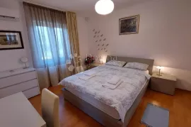 ISTRA PJEŠČANA UVALA / KUĆA SA PROSTRANOM OKUĆNICOM, Medulin, House