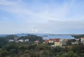 VILA SA UMIRUJUĆIM POGLEDOM, Pakoštane, Famiglia