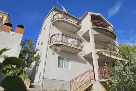 Višekatnica s potencijalom i prekrasnim pogledom - 235m2, Šibenik - Okolica, Casa