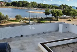 Šibenik/Zablaće- Jedinstveni kompleks uz more: Apartmanske kuće s teniskim terenom i bazenima, Šibenik - Okolica, Casa